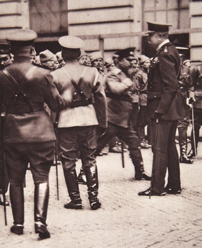 À Londres : Lord Kitchener inspectant le contingent russe en mission spéciale ici, de The Illustrated War News, 14 juin 1916 - English Photographer